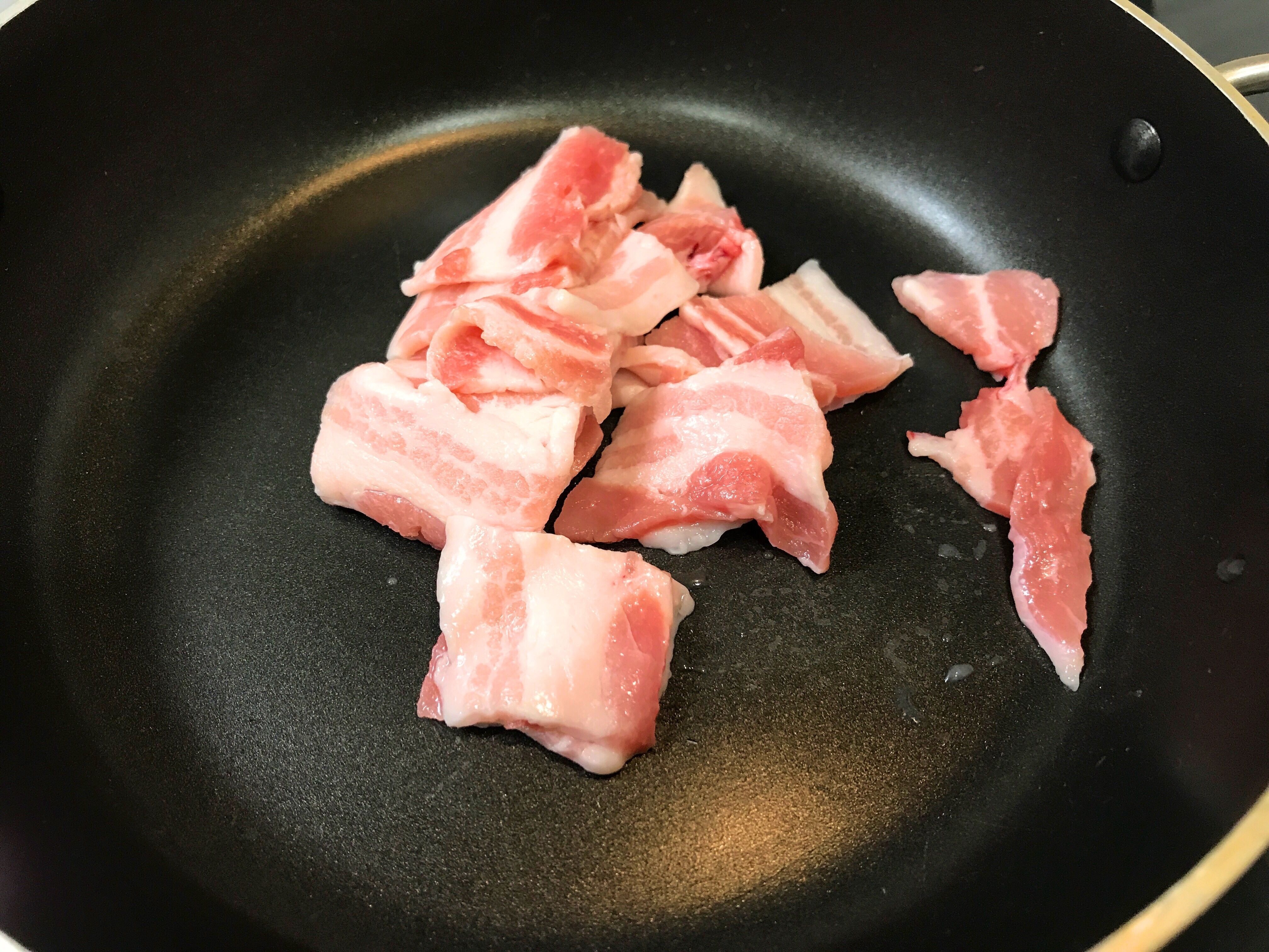 豚ばら肉を炒める