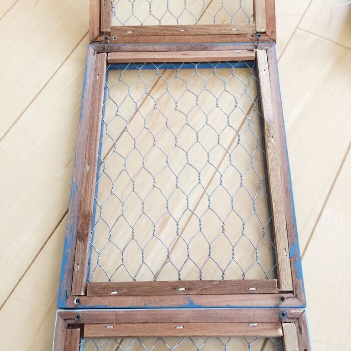 裏にネジ止めします