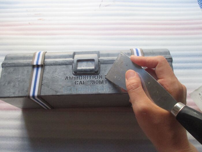 ⑧転写した文字をヘラで少し削って、ビンテージ感を出す。