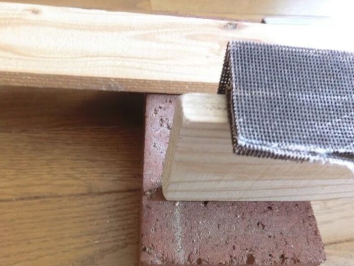 カットした後、やすり掛けします。