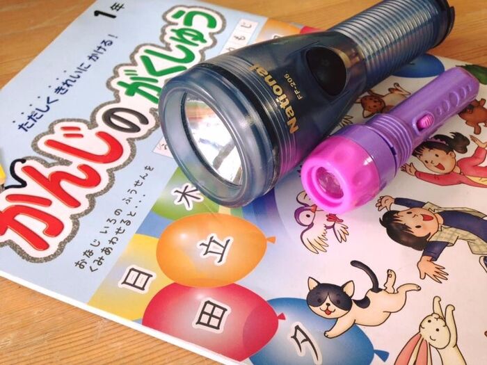 子供が大はしゃぎ! 懐中電灯で、ひらがな&漢字のお勉強~!?