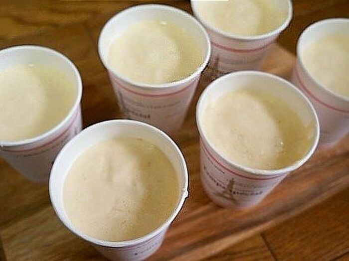 5.紙コップに生地を入れる。