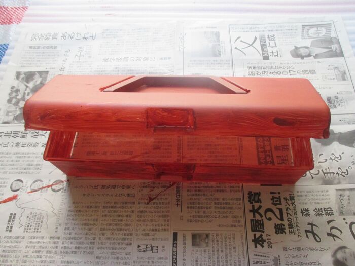 作り方①アクリル絵の具(茶)を筆でざーっと2度塗りする。