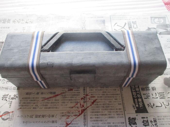 ⑤写真のように、ゴムテープを接着剤でくっつける。