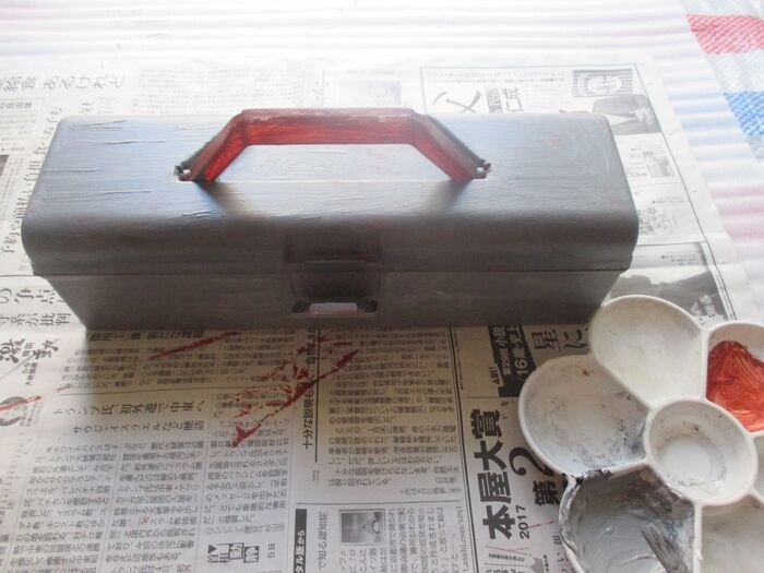 ②アクリル絵の具(白、黒)を混ぜてグレーを作り、筆でざーっと塗る。