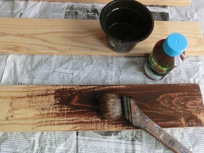 板にステイン剤を塗ります♪