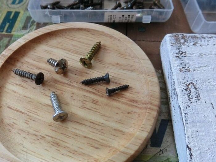 いろいろなフックを使うなら、ネジもイロイロ変えても面白いかもです!