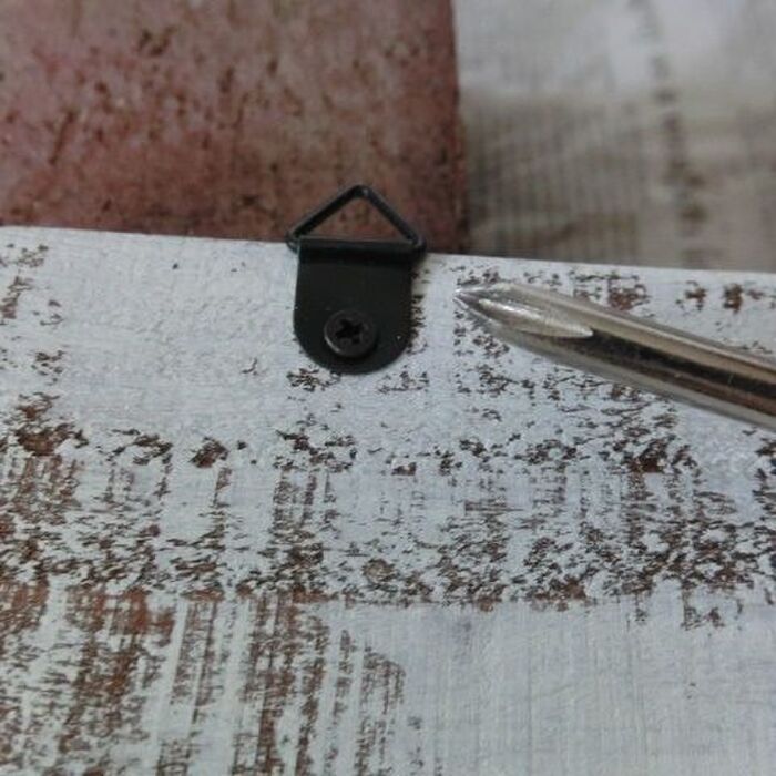 壁掛け用に、三角環を取り付けます。