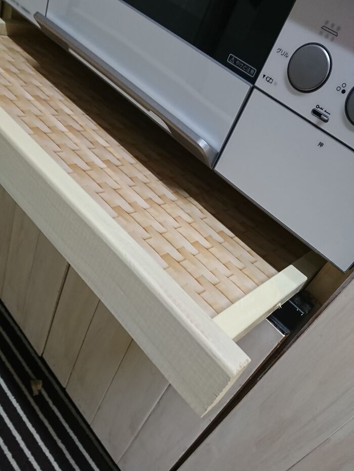 僅かな隙間! 端材で引き出し作って収納力アップ!!市の指定ゴミ袋の居場所を確保