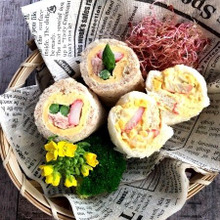 ぱくっと食べやすくて可愛い! カニ風味かまぼこのロールサンド2種♪