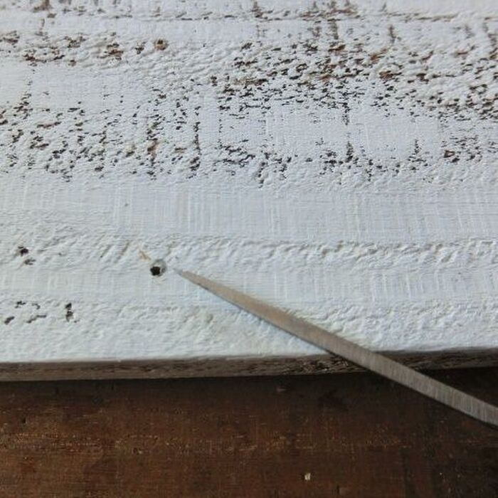 フックを取り付ける位置にキリで穴を開けます。