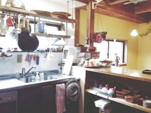 オール出しっぱなしで、コックピットのように動けるキッチン