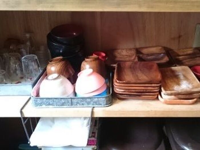 家族6人分の食器は、カウンター下に収納。