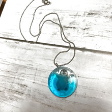 シールで、水槽の様なペンギンネックレス