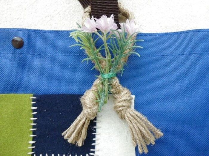 麻ひもをバッグに飾る