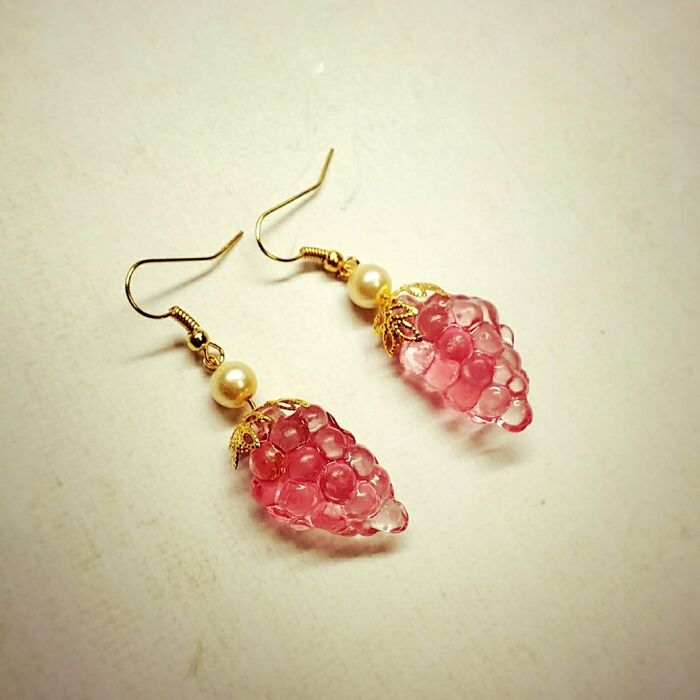 お菓子を再利用♪ グミの型でぶどうピアス