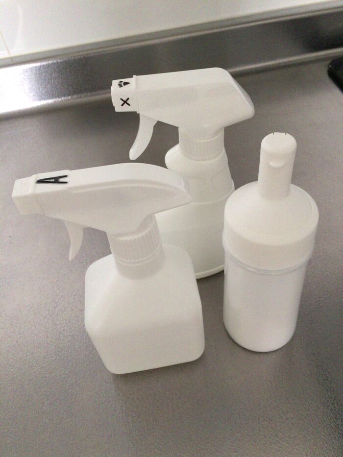 100円ショップの詰め替え用のスプレーボトルや調味料ボトルを使ってます。