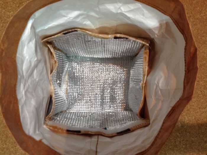 中にクーラーバッグを入れます