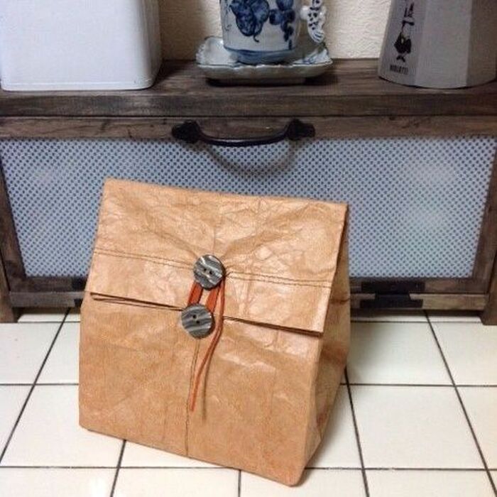 革紐を付けます