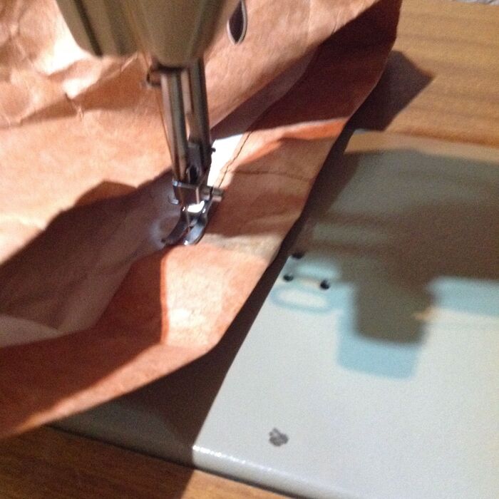 袋の口の部分を縫います