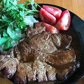オイスターバターソースで濃厚! ボンカレー、男前ステーキのっけ