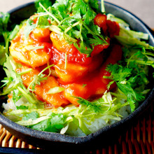 とりのむね肉で安くて美味い♪チリソース風丼のレシピ☆