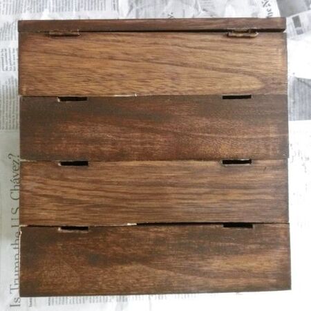底になる木箱の上に枠だけの木箱を重ねます。