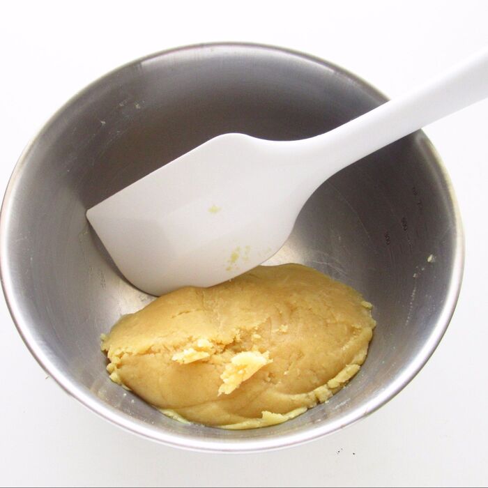 材料を混ぜる。