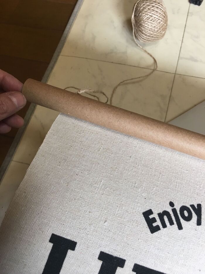 麻ひもを通す。