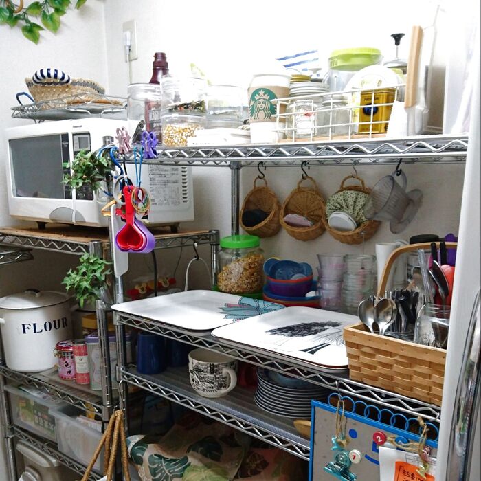 スチール棚を雑貨屋さん風にレイアウト。キッチンが機能的&おしゃれに!
