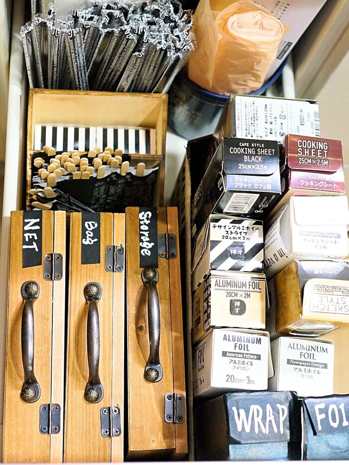 ラップやホイルは立て収納。キッチンの消耗品もあわせて取り出しやすく!