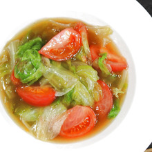 野菜をたっぷりと食べたい時に便利なおかずです。レタスとトマトの中華炒め・餡かけ風。