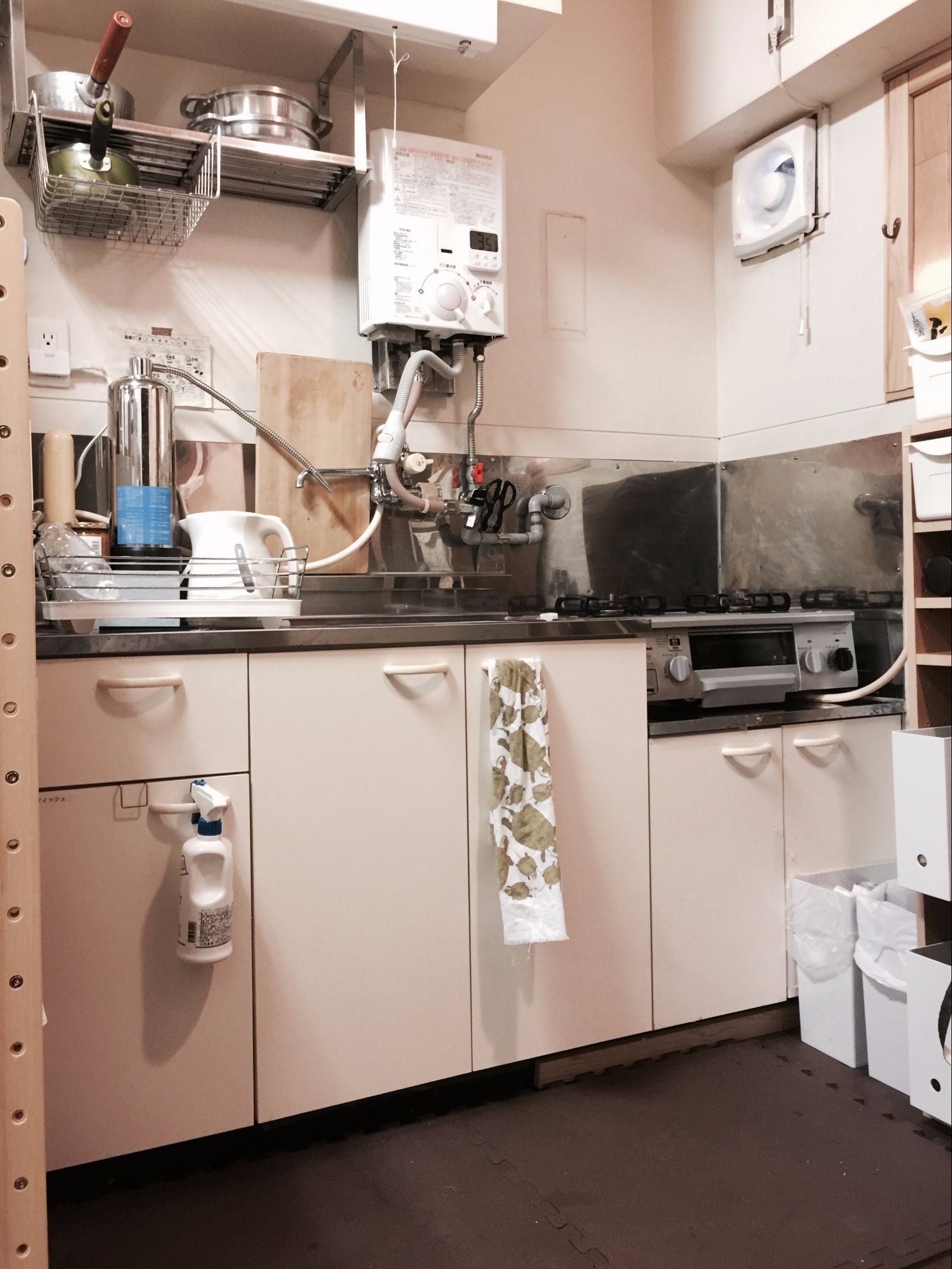 築50年！「狭い」「古い」台所のシンク下は、湿気とカビ対策に悩まない収納を