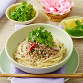 しっかり食べて暑さをのりきる「タイ風ピリ辛うどん(パクチーのせ)」