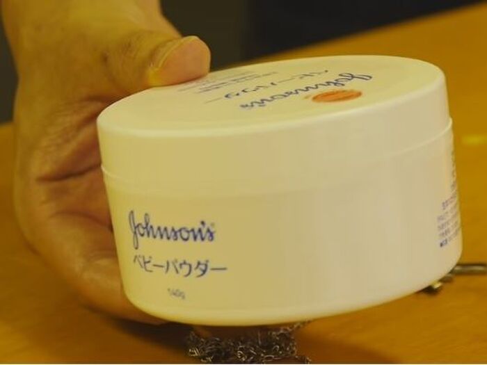 【裏技】ベビーパウダーを用意します
