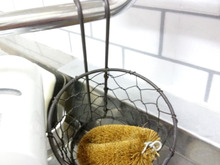 セリアのガーデン用ハンギングポットで、キッチンのタワシ収納☆