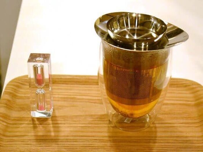 茶葉を入れた容器に、直前まで沸かし続けたお湯を注ぐ