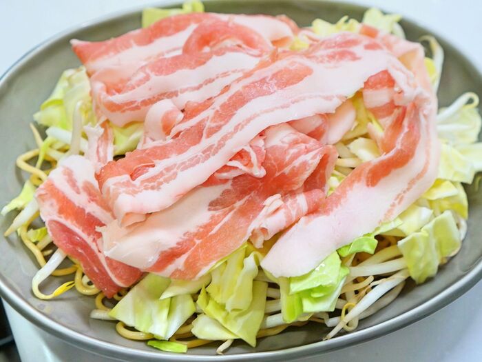 耐熱用の器に具材を入れていきます