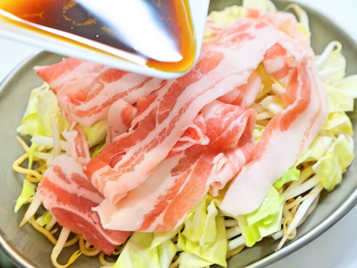 合わせ調味料をかけます