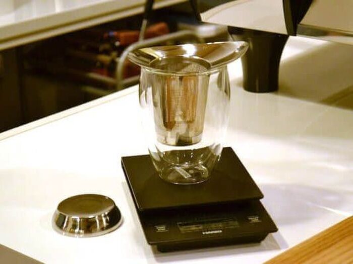 容器を秤に載せ、茶葉の量を量る