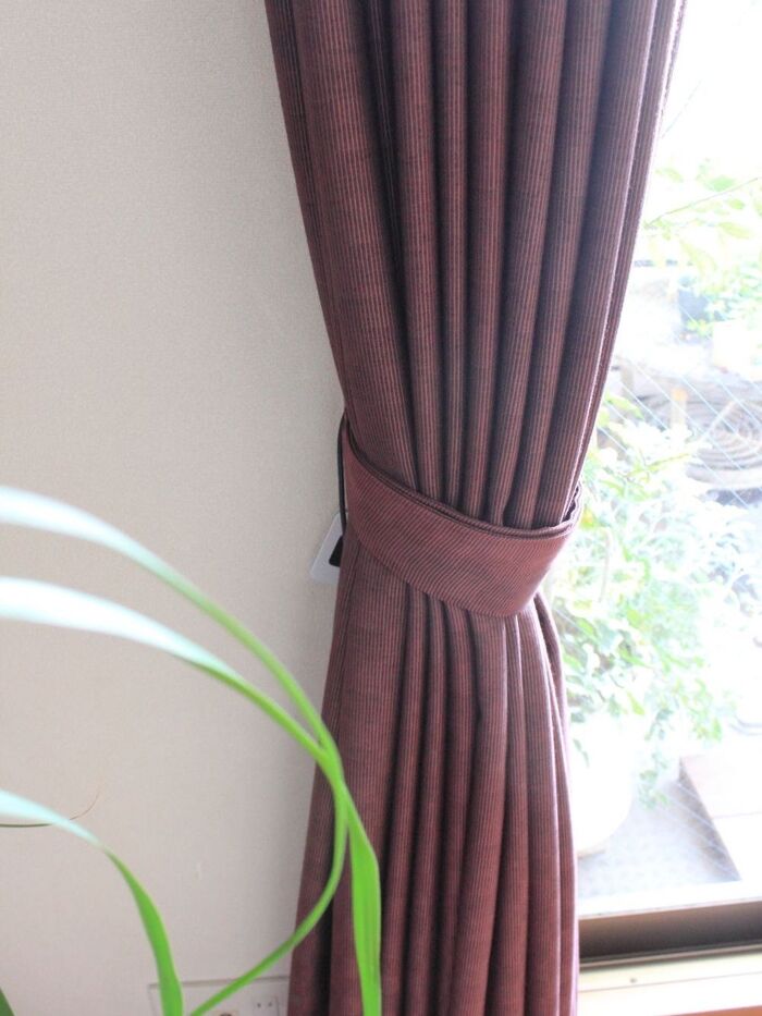 カーテンフックを使った「隠す収納」と「見せる収納」で部屋を広く使う!