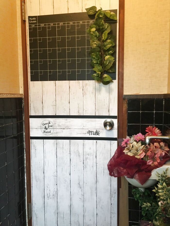 ダイソーのリメイクシートで!トイレのドア(内側)を可愛くしちゃおう!