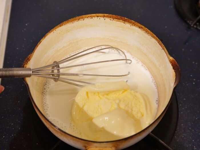 バニラアイスを加えて溶かします。