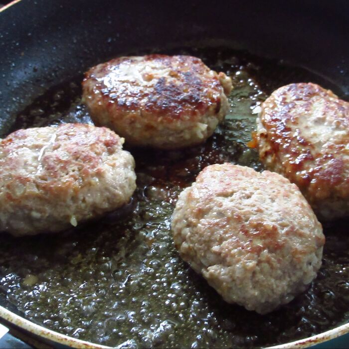 両面焼き色がついたらOK。