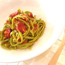 ほうれん草練り込みフェットチーネ(シシリアンルージュソース)♪