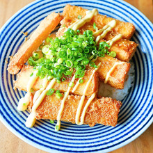 厚揚げで食感抜群!ボリューム満点!!「厚揚げ明太子ポン酢マヨ丼」が癖になる美味しさ