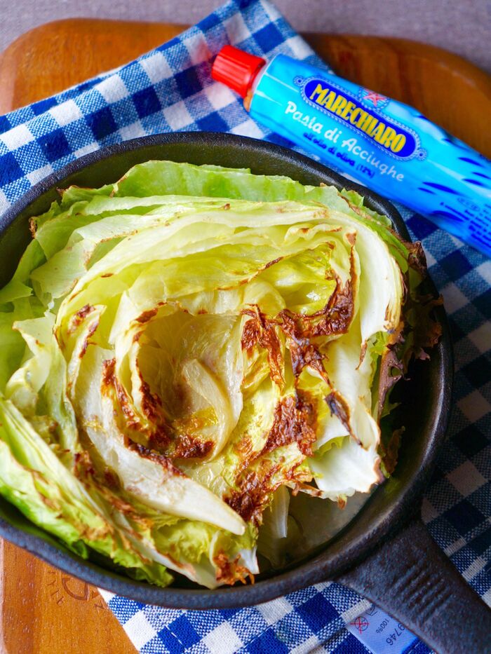トースターで5分!丸ごとレタスのアンチョビバター焼き