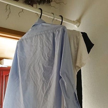 梅雨に助かる!乾ききれていない洗濯物を突っ張り棒を使って、洗濯干し場に