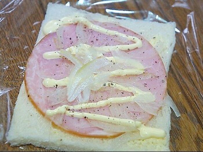1.食パンにハムを乗せる。