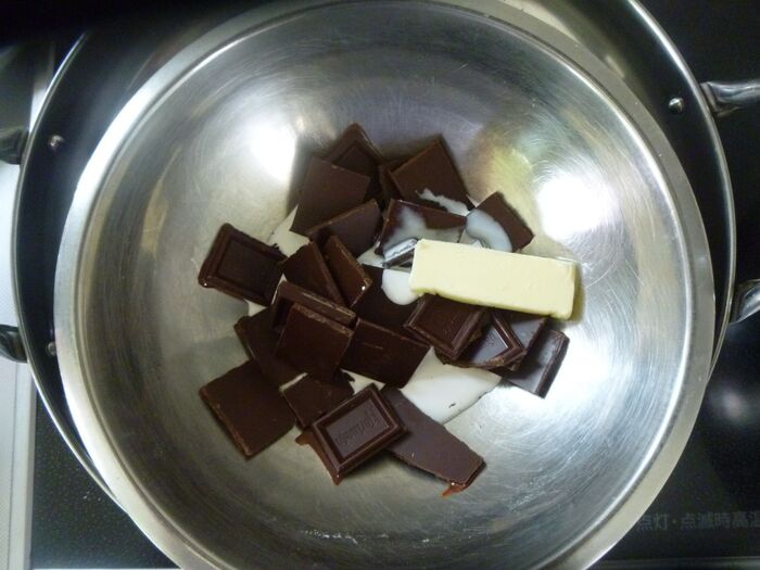 チョコレートとバター、豆乳クリームを湯煎でとかす。